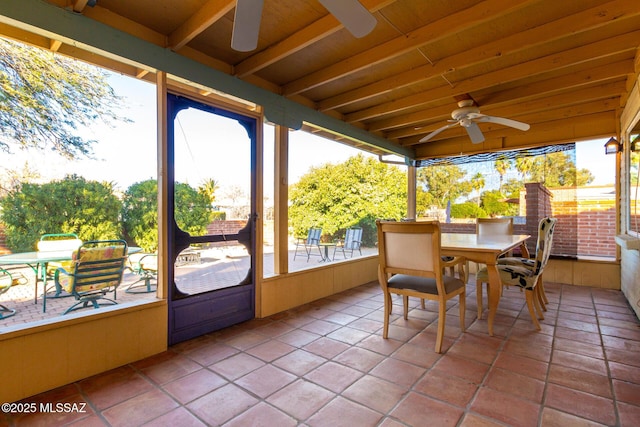 sunroom with ceiling fan