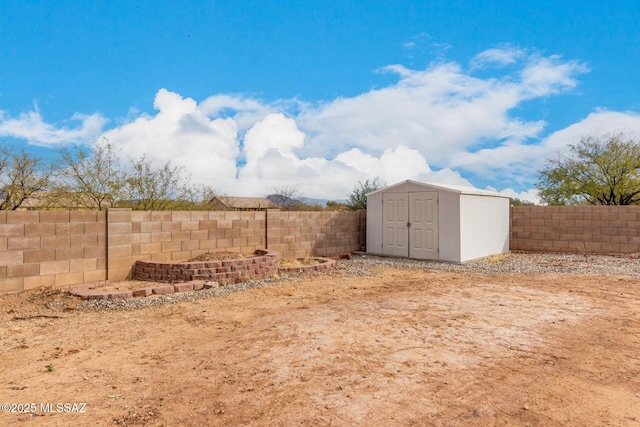 view of yard featuring a storage shed