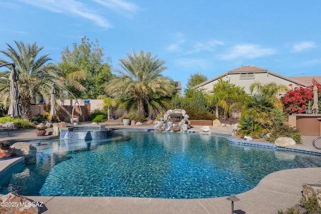 view of pool featuring an in ground hot tub