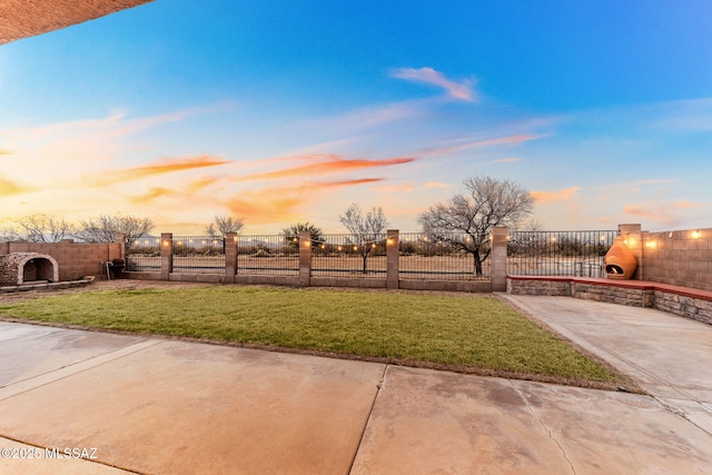 view of yard at dusk