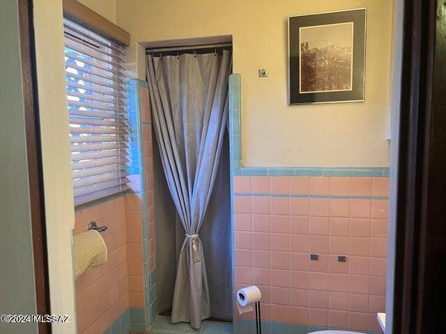 bathroom featuring tile walls