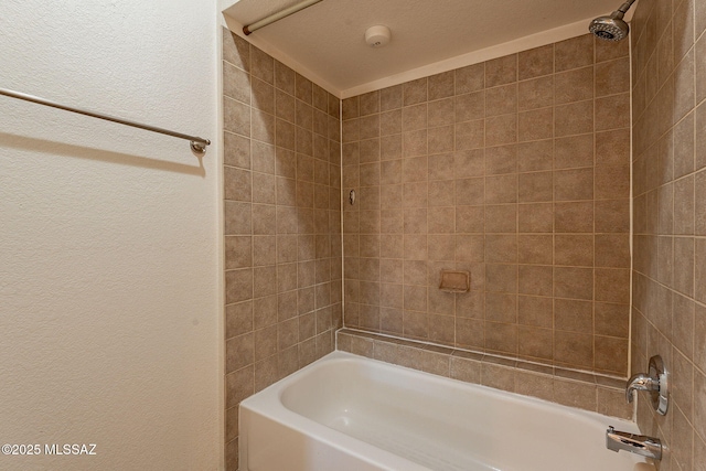 bathroom featuring tiled shower / bath