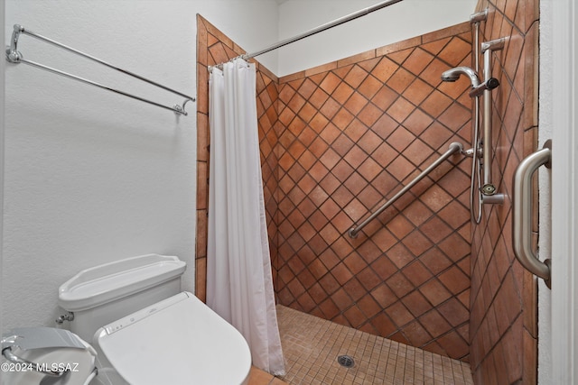 bathroom featuring a shower with shower curtain and toilet