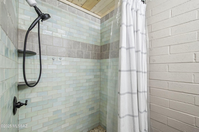 bathroom featuring a tile shower