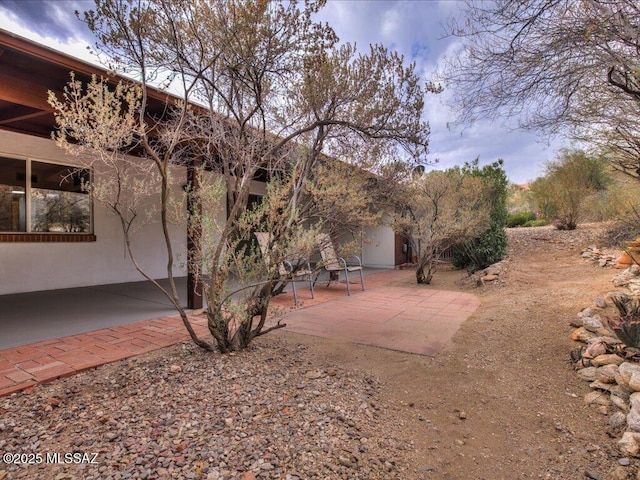 view of yard featuring a patio