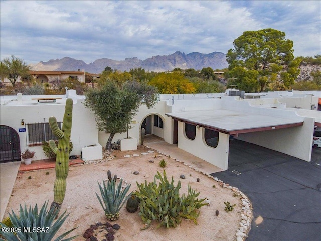 view of front of property featuring a mountain view