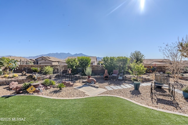 view of yard with a mountain view