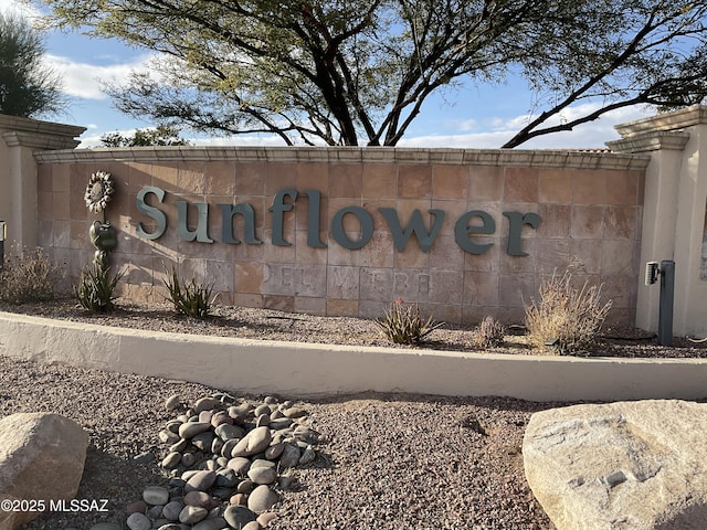 view of community / neighborhood sign