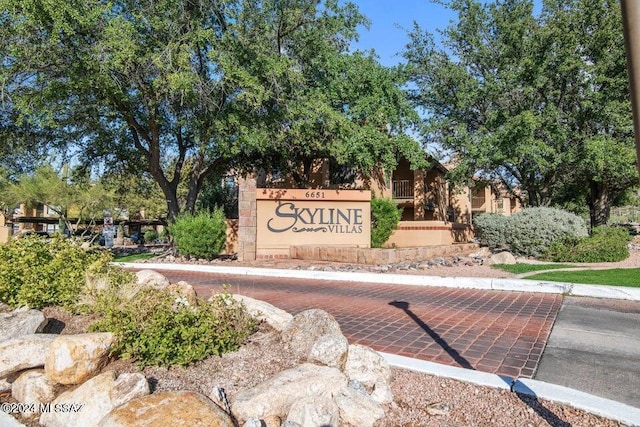 view of community / neighborhood sign