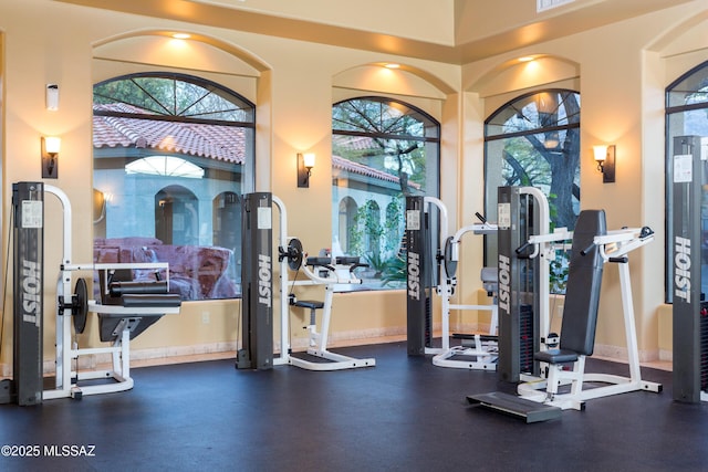 workout area featuring baseboards