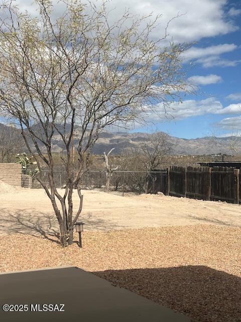 view of yard with a mountain view