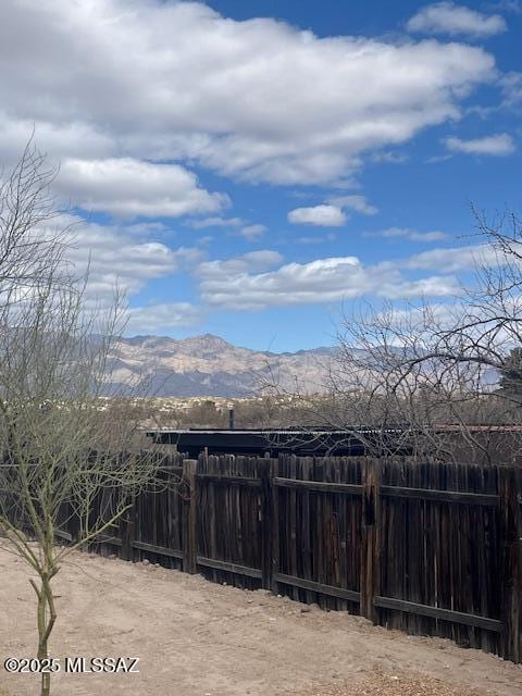 view of yard featuring a mountain view