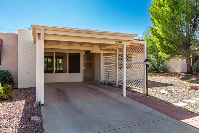 view of front facade with a carport