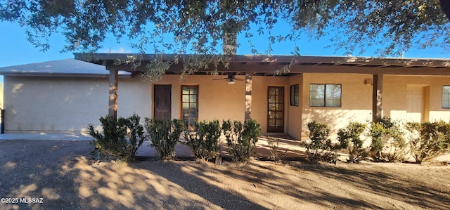 view of front facade featuring ceiling fan