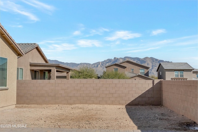 view of yard with a mountain view