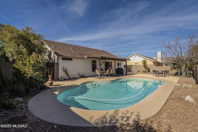 view of swimming pool featuring a patio