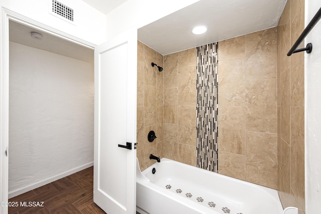 bathroom with tiled shower / bath