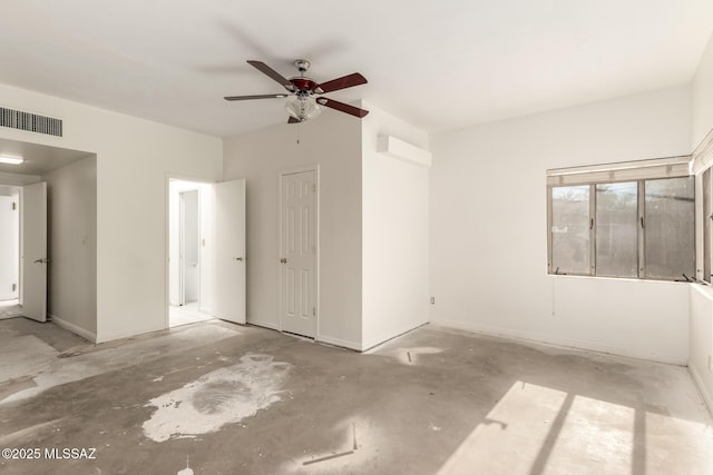 unfurnished bedroom featuring ceiling fan and a closet