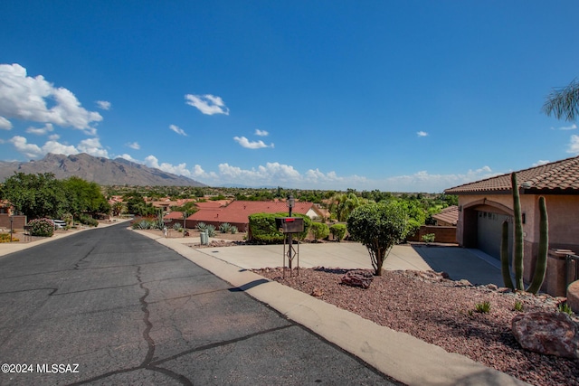 view of yard featuring a mountain view and a garage