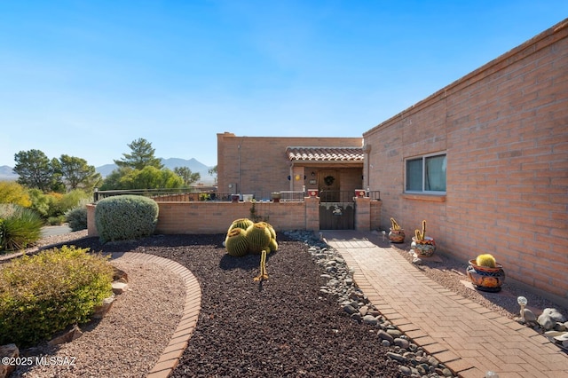 view of yard with a mountain view