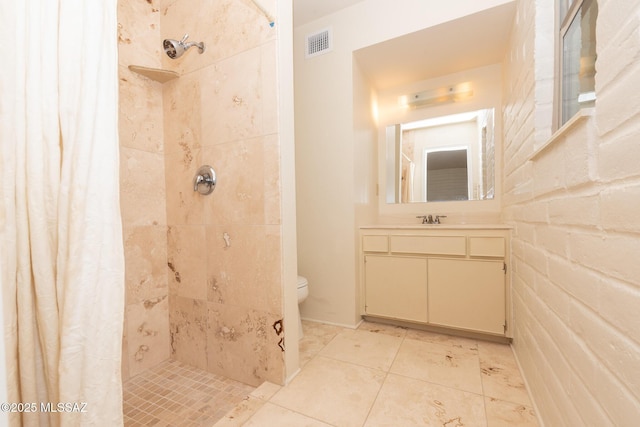 bathroom featuring a shower with shower curtain, vanity, and toilet