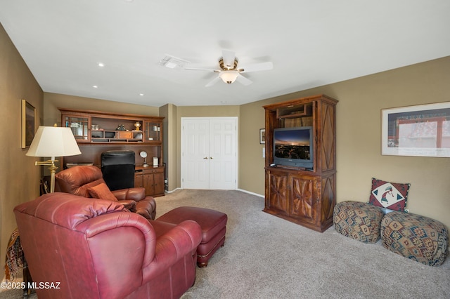 carpeted living room featuring ceiling fan