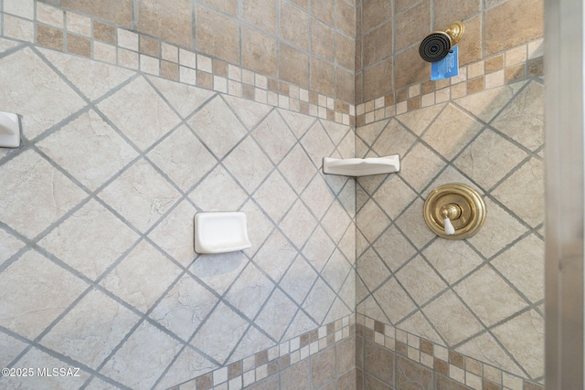 bathroom featuring a tile shower