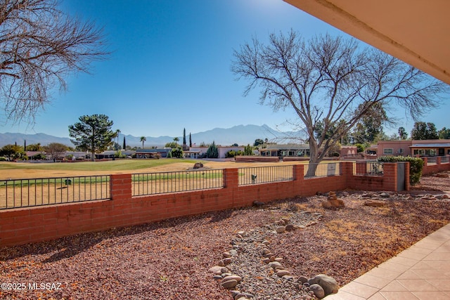 view of yard featuring a mountain view