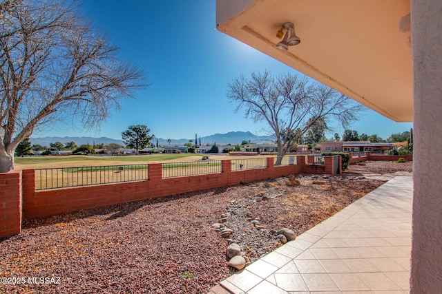 view of yard with a mountain view