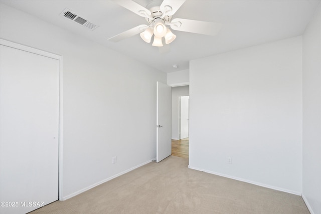 carpeted empty room featuring ceiling fan