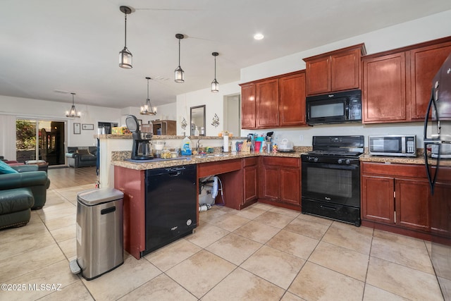 kitchen with sink, hanging light fixtures, a notable chandelier, kitchen peninsula, and black appliances