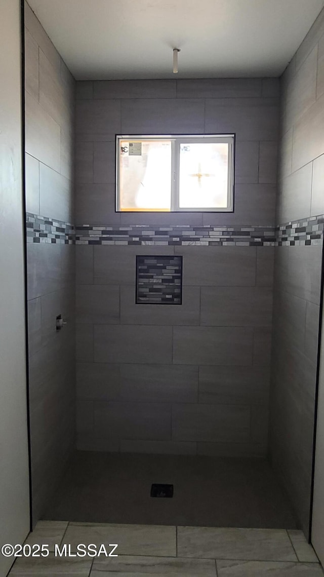 bathroom featuring a tile shower