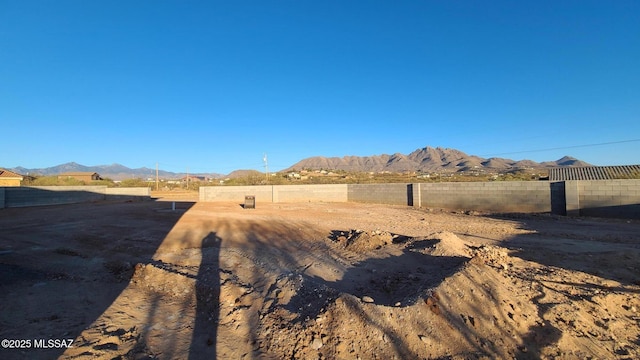 view of yard with a mountain view