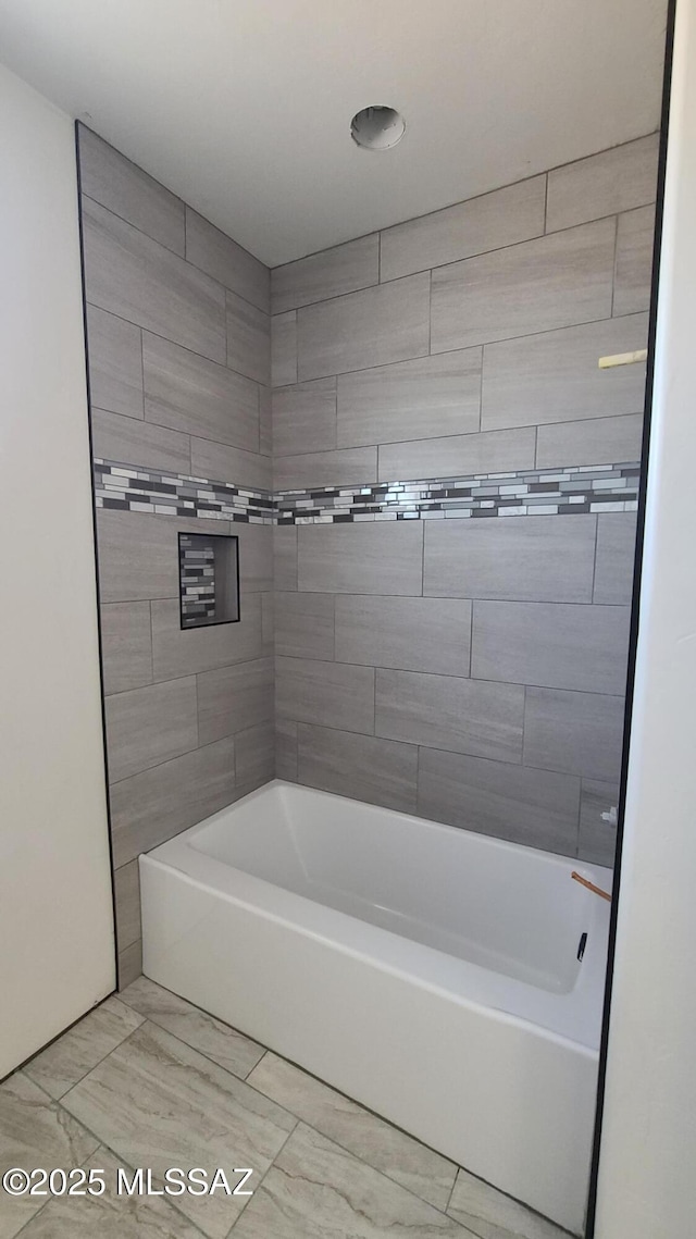 bathroom with tiled shower / bath