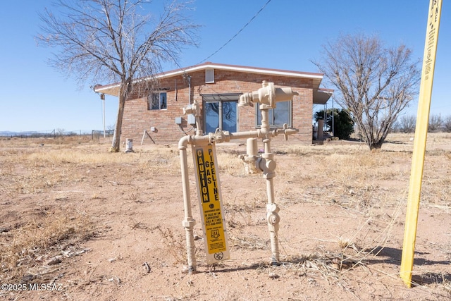 view of front of property featuring a rural view