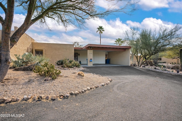 view of front facade with a carport