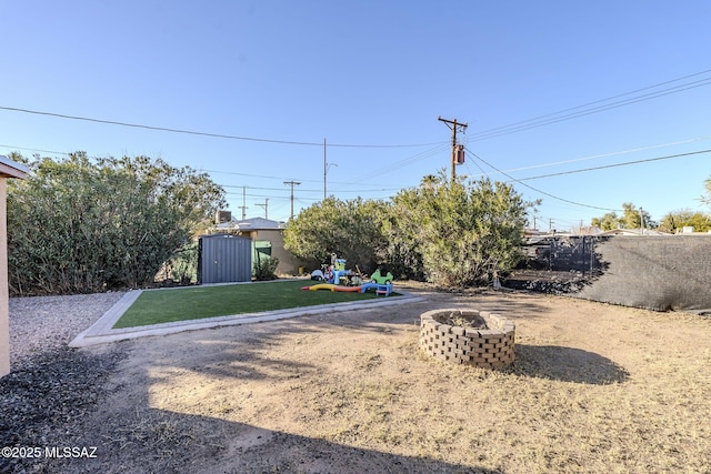 view of yard featuring a fire pit