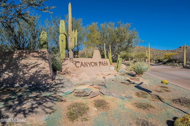 community / neighborhood sign featuring a mountain view