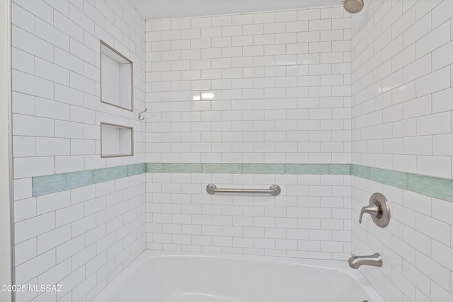 bathroom featuring tiled shower / bath