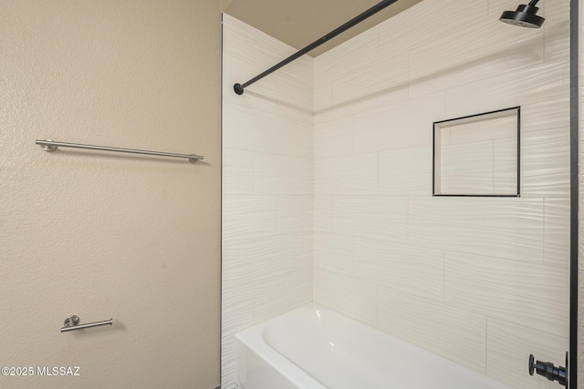 bathroom with tiled shower / bath combo