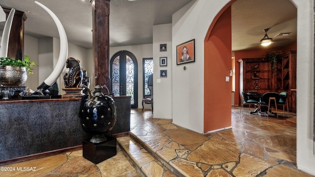 foyer entrance featuring ceiling fan