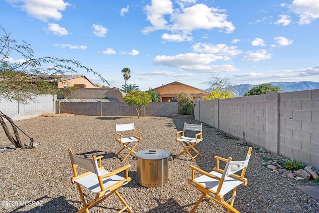 view of yard featuring a mountain view