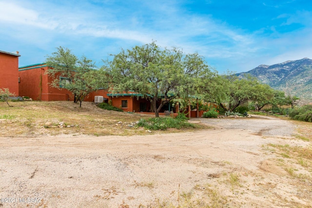 view of yard with a mountain view