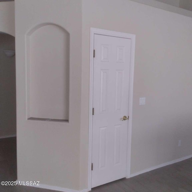 empty room featuring baseboards