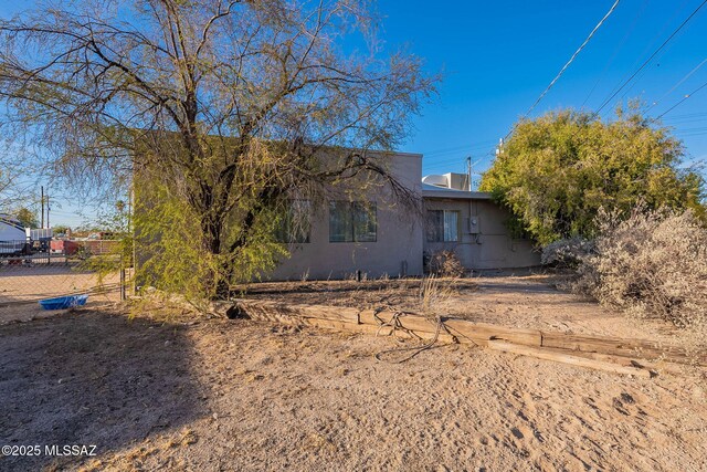 view of front of home featuring a mountain view