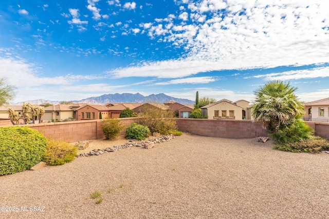 view of yard featuring a mountain view