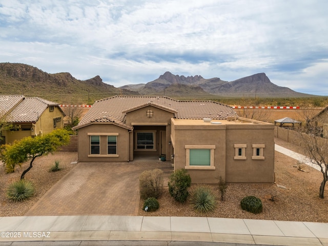 view of front of property featuring a mountain view