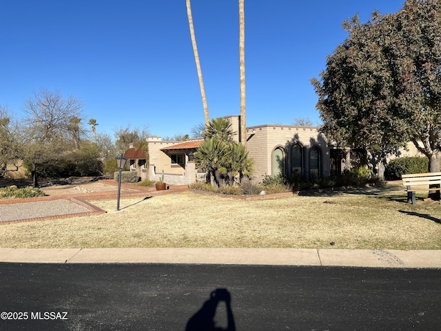 view of front of house with a front yard