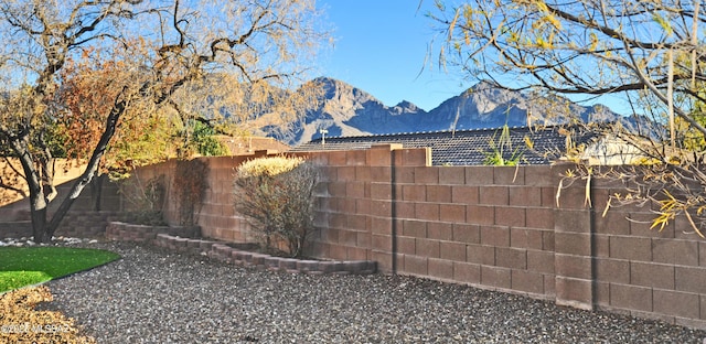 view of yard with a mountain view