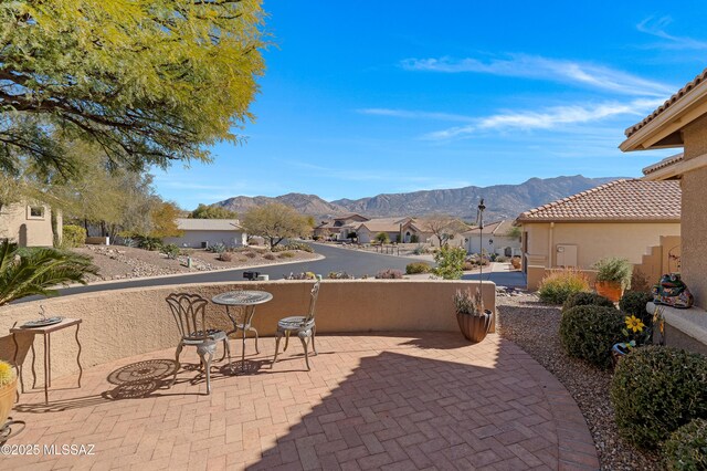 view of front of house featuring a garage and a mountain view